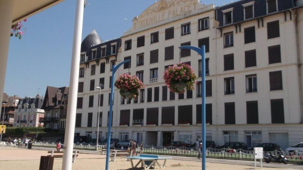 Paradis Les Pieds Sur Le Sable Trouville Palace מראה חיצוני תמונה