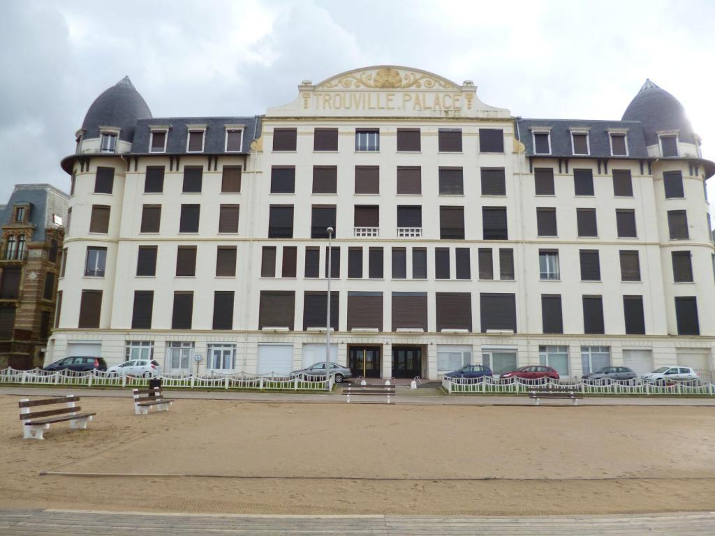 Paradis Les Pieds Sur Le Sable Trouville Palace מראה חיצוני תמונה